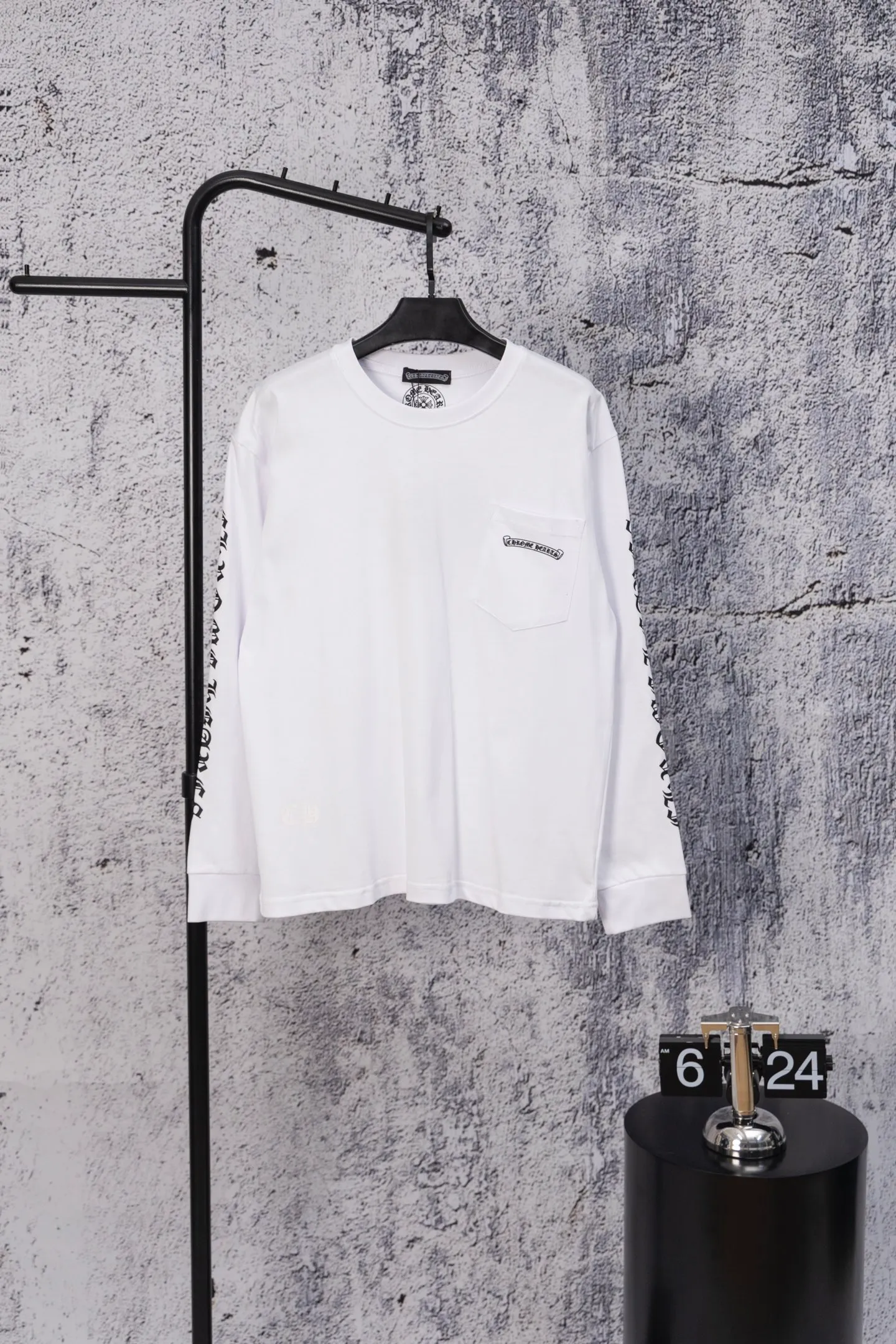 P190 Chrome Hearts CH Chrome Hearts black and white raglan sleeve Sanskrit letter printed long-sleeved T-shirt. Refreshing and comfortable, the colors have been fixed. - High elastic slurry, synchronized with all original foam printing, CH classic horseshoe pattern on the chest and back, Sanskrit on the sleeves, logo classic Gothic font printed on the collar thread - Restore the original printed collar label, more comfortable to wear, not tied to the body, custom hangtag accessories Color: black white Size: s—xl